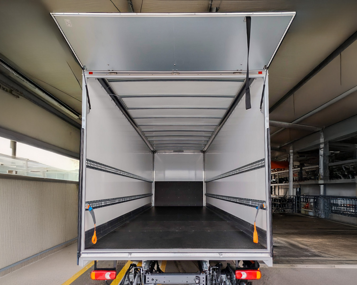 
								DAF XB 230 Motrice con sponda Idraulica battente full									