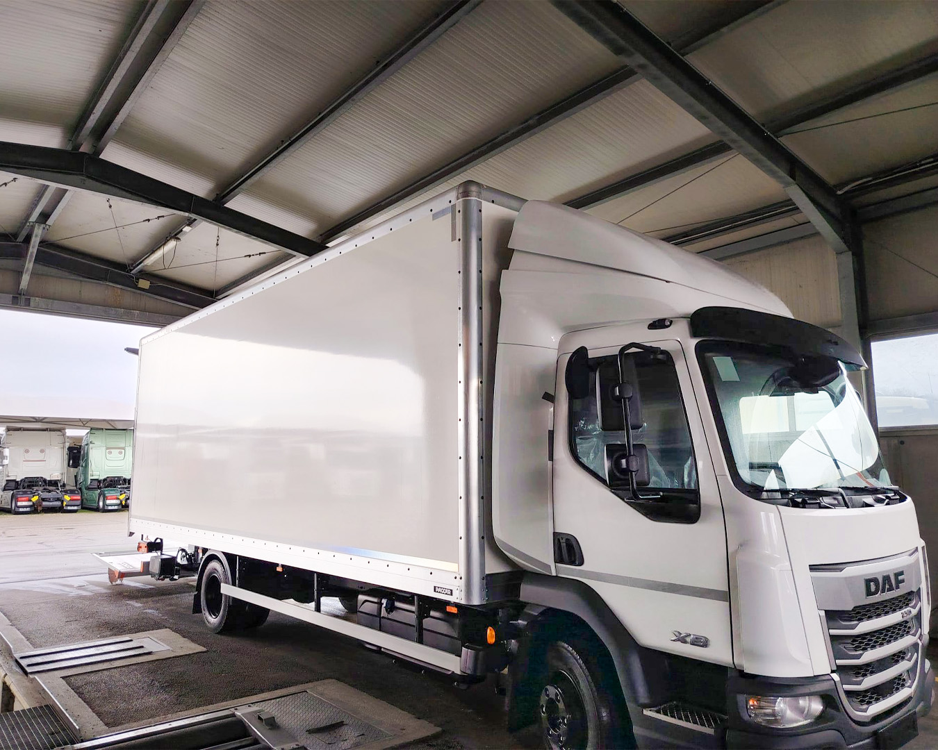 
								DAF XB 230 Motrice con sponda Idraulica battente full									